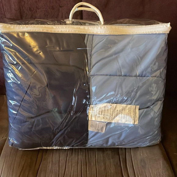 MARTHA STEWART:NIP; King Size color block reversible down Alternative comforter - Picture 3 of 3